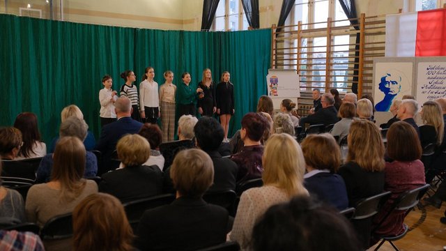 Wyjątkowy jubileusz Szkoły Podstawowej nr 1 w Łodzi. Od 100 lat jej patronem jest Adam Mickiewicz