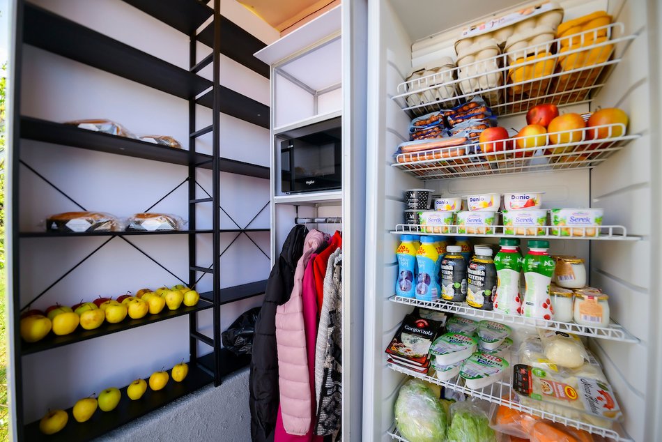 Łódź. Nowa lodówka społeczna w Łodzi. Nie wyrzucaj jedzenia, podziel się!