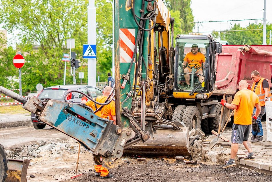 Łódź. Remont Pabianickiej w Łodzi. Powstają kolejne metry nowej nawierzchni i chodników