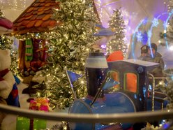 park pięknie oświetlony nocą