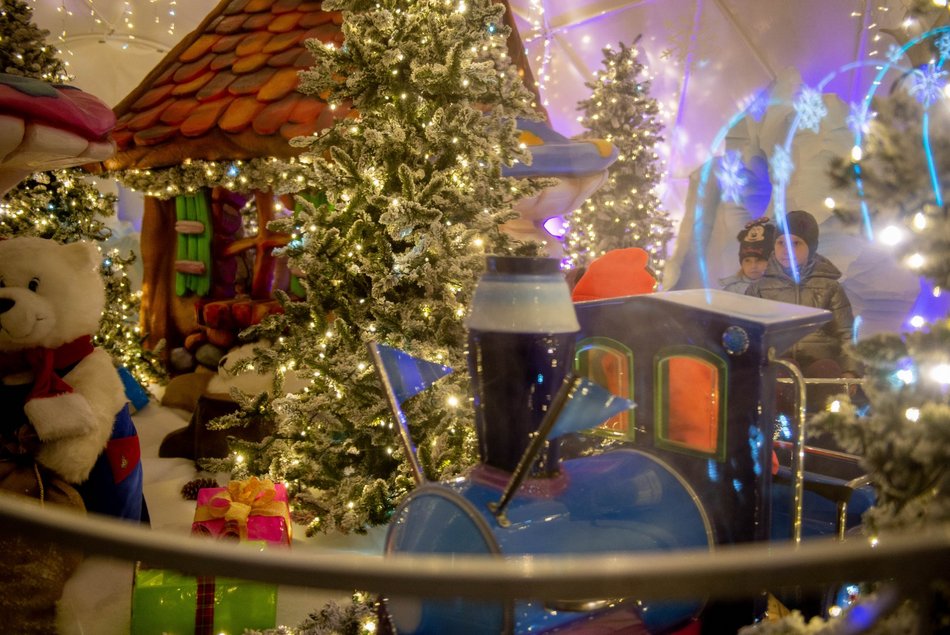 park pięknie oświetlony nocą