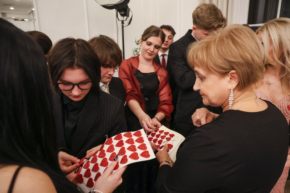 Łódź. Studniówka II LO w Łodzi. Wspaniali maturzyści świętowali w Pałacu Skotniki