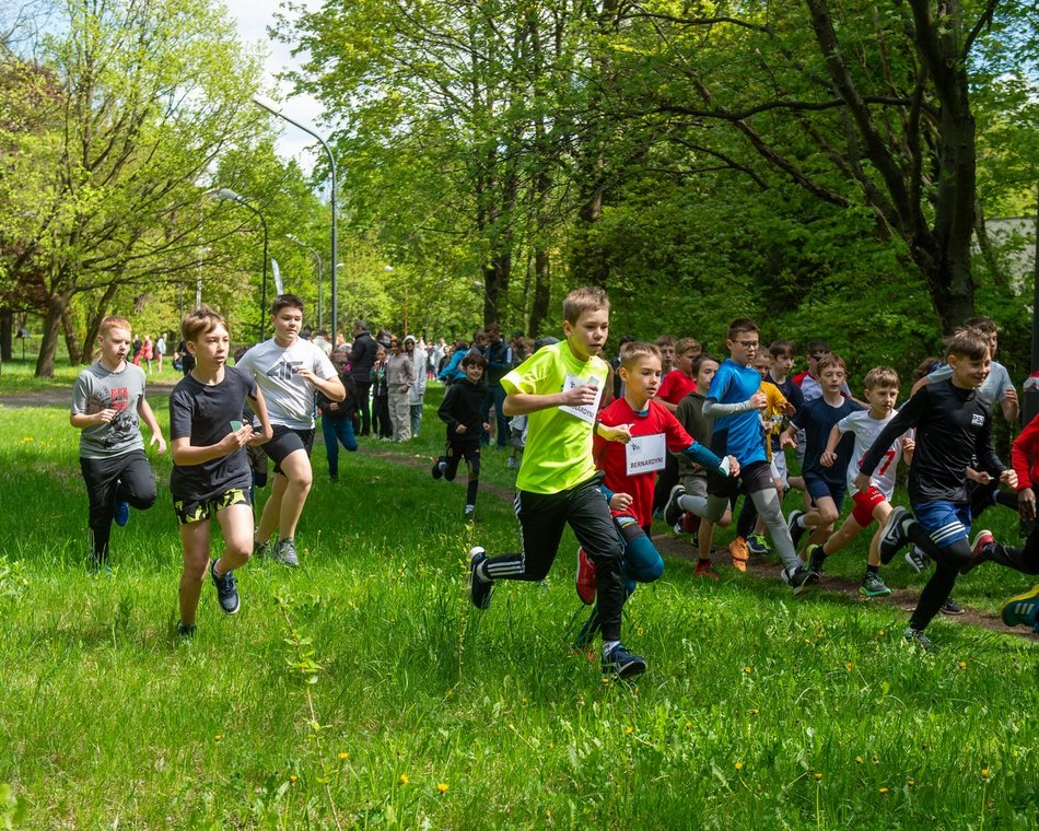 Łódź. XVII Bieg Olimpijczyków w parku Baden-Powella. Rywalizowali uczniowie szkół w Łodzi