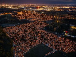 Cmentarz Szczecińska w Łodzi wygląda magicznie. Wybierz się na spacer w zaduszki