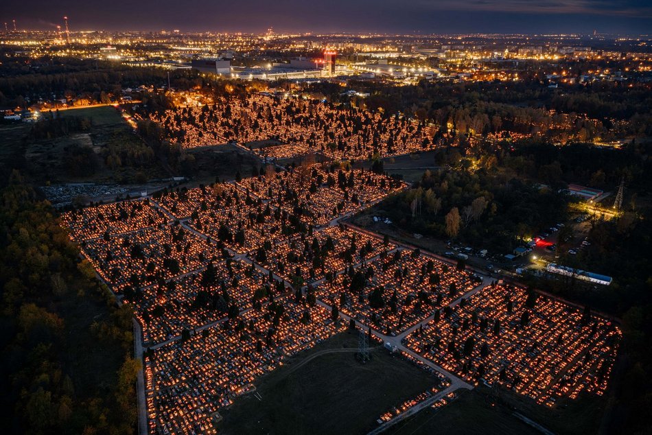 Cmentarz Szczecińska w Łodzi wygląda magicznie. Wybierz się na spacer w zaduszki