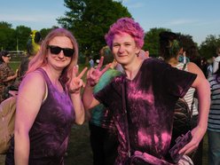 Łódź. Festiwal kolorów na Stawach Jana w Łodzi. Tłumy wzięły udział w bitwie na kolorowy proszek!