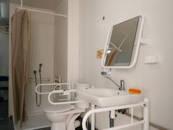 MOPS Łódź pomaga bezdomnym przez cały rok. Duże zainteresowanie mobilnymi łaźniami