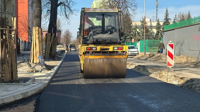 Remont Nowej w Łodzi. Pierwsza warstwa asfaltu i chodnik już widoczne [ZDJĘCIA]