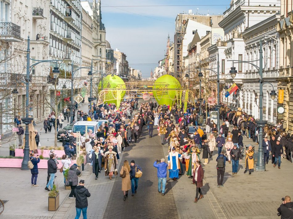 Łódź. Polonez dla Łodzi. Tłumy maturzystów zatańczyły na Piotrkowskiej. Razem z nimi łodzianie!