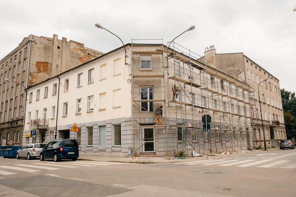 Rewitalizacja przy Tuwima. Niepozorna kamienica już cała w rusztowaniach!