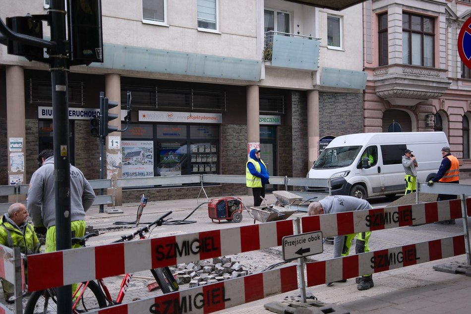 Łódź. Remont skrzyżowania Nawrot i Sienkiewicza w Łodzi. Drogowcy naprawiają jezdnię