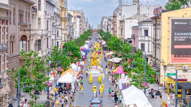 Ponad 40 nowych drzew na Piotrkowskiej. To dzięki współpracy Miasta z firmami z Łodzi! [ZDJĘCIA]