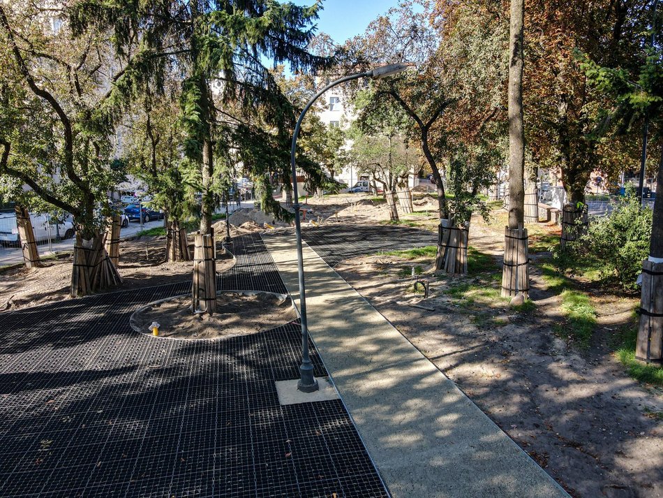 Plac Komuny Paryskiej przechodzi metamorfozę. Koniec z zaniedbanym zaułkiem