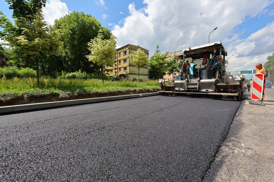 Remont Lutomierskiej. Drogowcy wzięli się już za układanie asfaltu