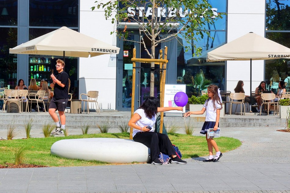 Plac przy kawiarni Starbucks w centrum Łodzi odżywa! Tyle tam zieleni!
