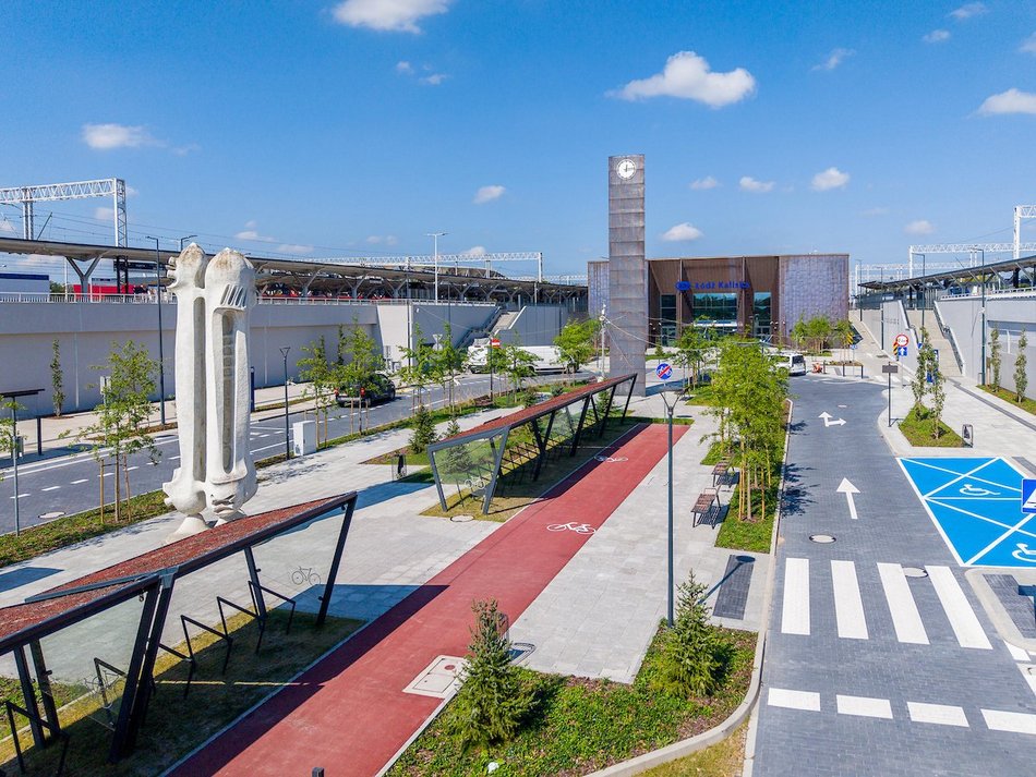 Łódź. Skwer przed dworcem Łódź Kaliska robi wrażenie! Tak zielono tam jeszcze nie było