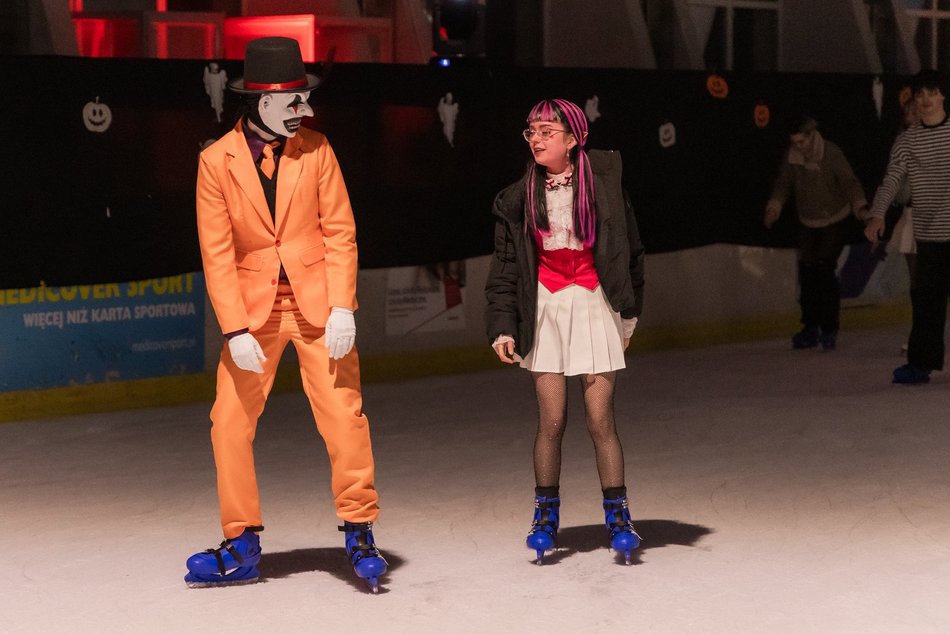 Łódź. Halloween na lodowisku Bombonierka w Łodzi. Królestwo duchów i zjaw na lodzie