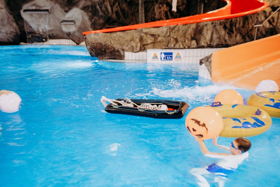 Łódź. Halloween w Aquaparku Fala. Upiorna muzyka, niespodzianki i pływający kościotrup!