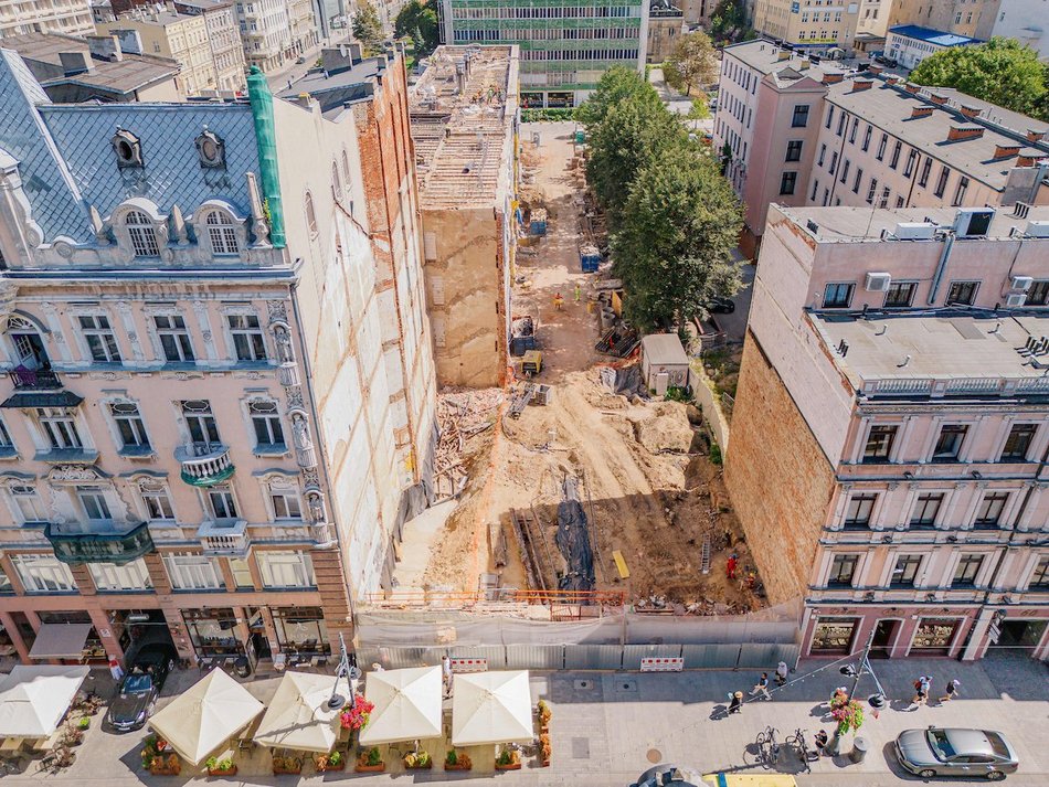 Łódź. „Dziura” przy Piotrkowskiej 58 w Łodzi znika na naszych oczach! Prace wystartowały!