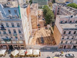 Łódź. „Dziura” przy Piotrkowskiej 58 w Łodzi znika na naszych oczach! Prace wystartowały!