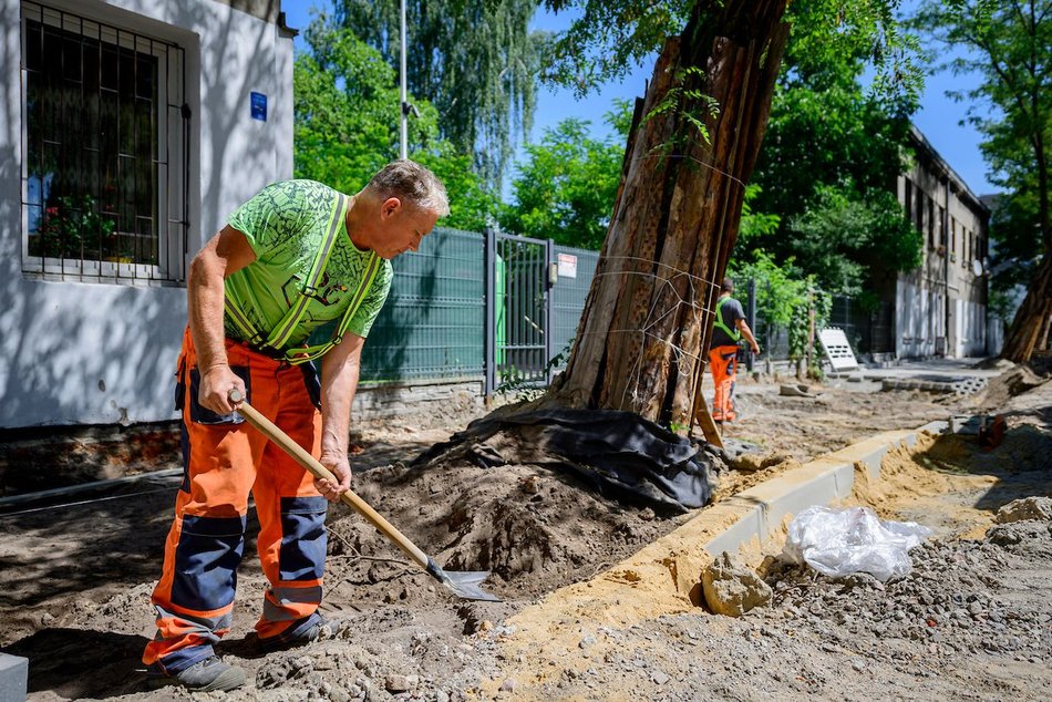 Łódź. Remont Odyńca w Łodzi nie zwalnia tempa. Powstają nowe chodniki oraz nawierzchnia
