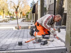 Remont Zelwerowicza. Są już pierwsze chodniki i zjazdy do posesji