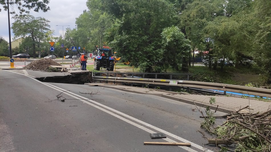 Zawalony w skutek burzy most na rzece Bałutce