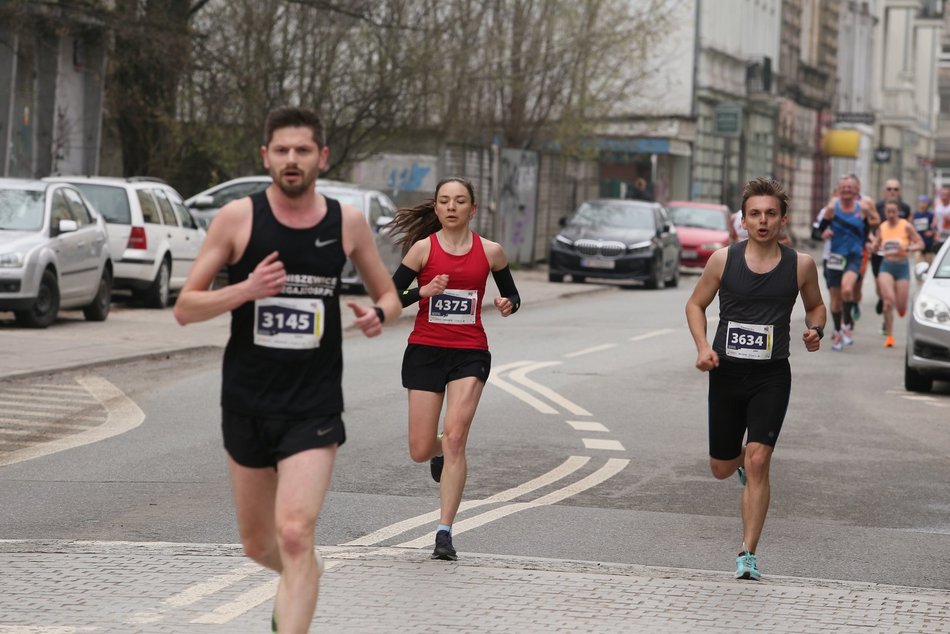 DOZ Maraton 2023. Brałeś udział w biegu? Znajdź się na zdjęciach!