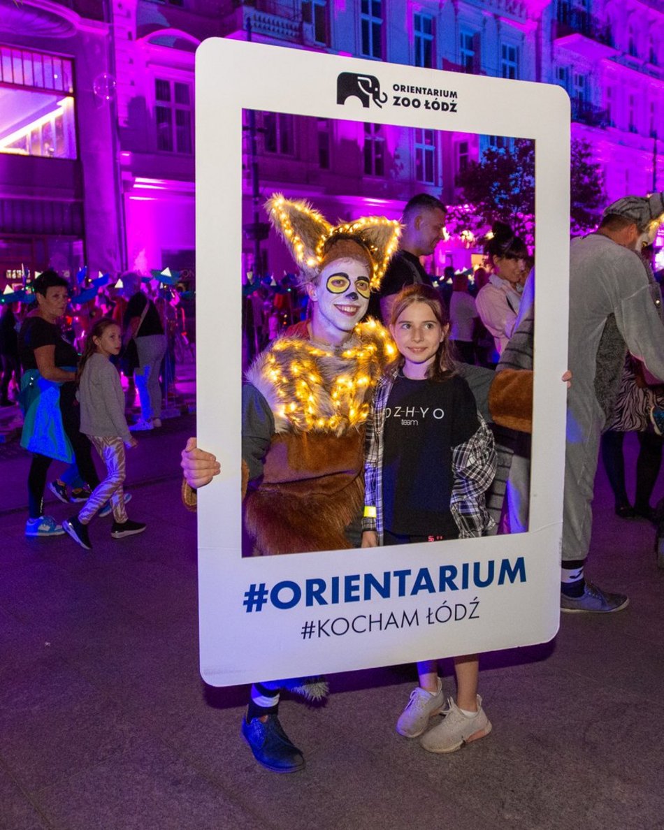 ludzie na festiwalu światła w Łodzi