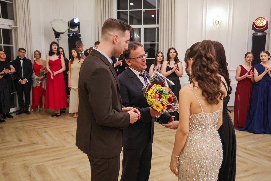 Łódź. Studniówka II LO w Łodzi. Wspaniali maturzyści świętowali w Pałacu Skotniki