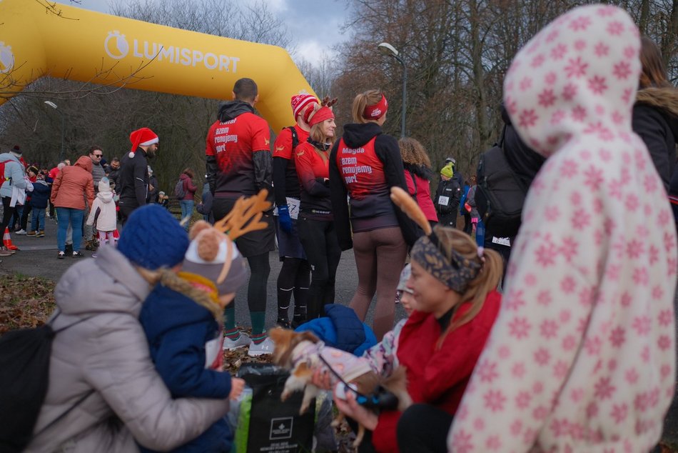 Łódź. Świąteczny bieg w parku Baden-Powella w Łodzi. Wspaniała atmosfera z nutą rywalizacji
