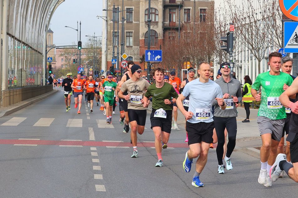 Łódź. DOZ Maraton Łódź 2026. Brałeś udział w biegu na 10 km? Znajdź się na zdjęciach!