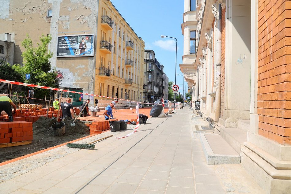 Łódź. Remont Jaracza w Łodzi. Są nowe chodniki, trwa układanie kostki