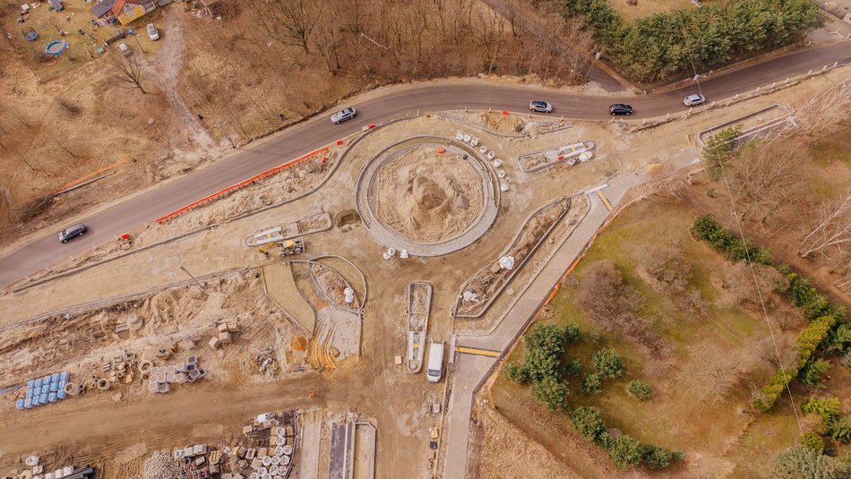 Łódź. Przedłużenie Kaczeńcowej w Łodzi. Nowe rondo przy Rąbieńskiej nabiera kształtów