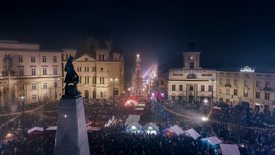 Choinka na Piotrkowskiej w Łodzi już świeci! Tłumy łodzian na placu Wolności