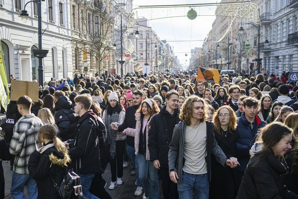Łódź. Polonez dla Łodzi. Tłumy maturzystów zatańczyły na Piotrkowskiej. Razem z nimi łodzianie!