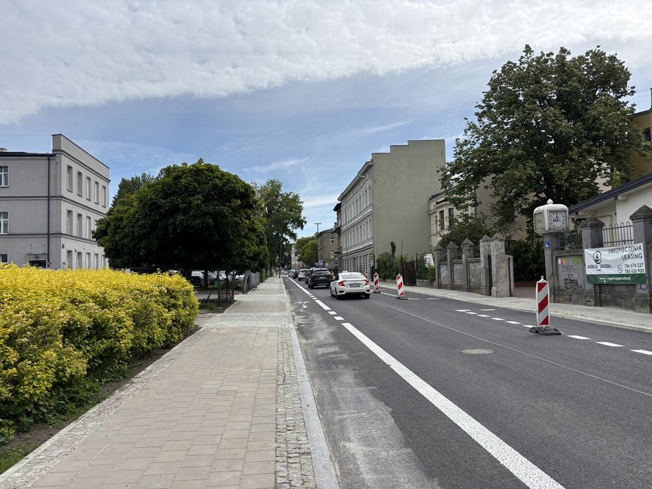 Łódź. Koniec remontu Skłodowskiej-Curie w Łodzi. Nowa jezdnia, chodniki, przystanki i zieleń