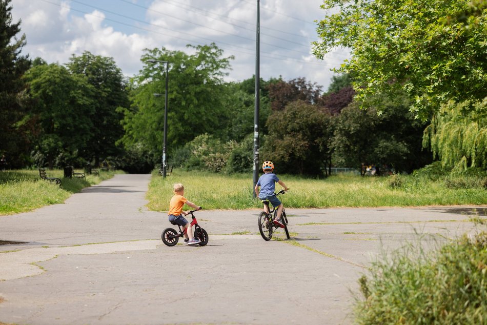 Łódź. Łodzianie spędzają czas wolny w Parku Helenów i Parku Podolskim w Łodzi. Sport i chillout