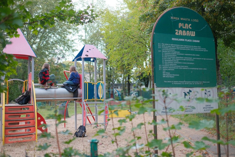 Plac zabaw przy Mokrej w Łodzi doczeka się remontu! Powstaną bujaki, domek, huśtawki i tor przeszkód