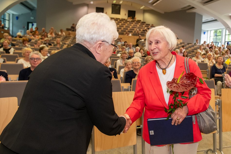 Zakończenie roku na Uniwersytecie Trzeciego Wieku UŁ. Nie obyło się bez wzruszeń