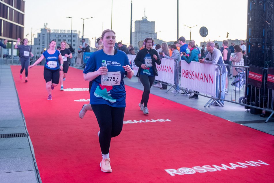 Łódź. Bieg Ulicą Piotrkowską Rossmann Run 2025 wystartował! Walka o życiowe rekordy