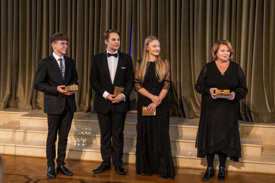 Łódź. Stypendia dla wybitnych uczniów z Łodzi i regionu przyznane. Nagrodzeni także nauczyciele