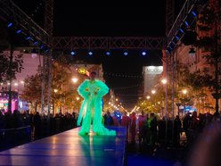 Pokaz mody święcący w ciemności. Fluorescencyjne stroje na Light Move Festival 2025 Łódź