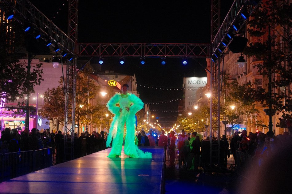 Pokaz mody święcący w ciemności. Fluorescencyjne stroje na Light Move Festival 2025 Łódź