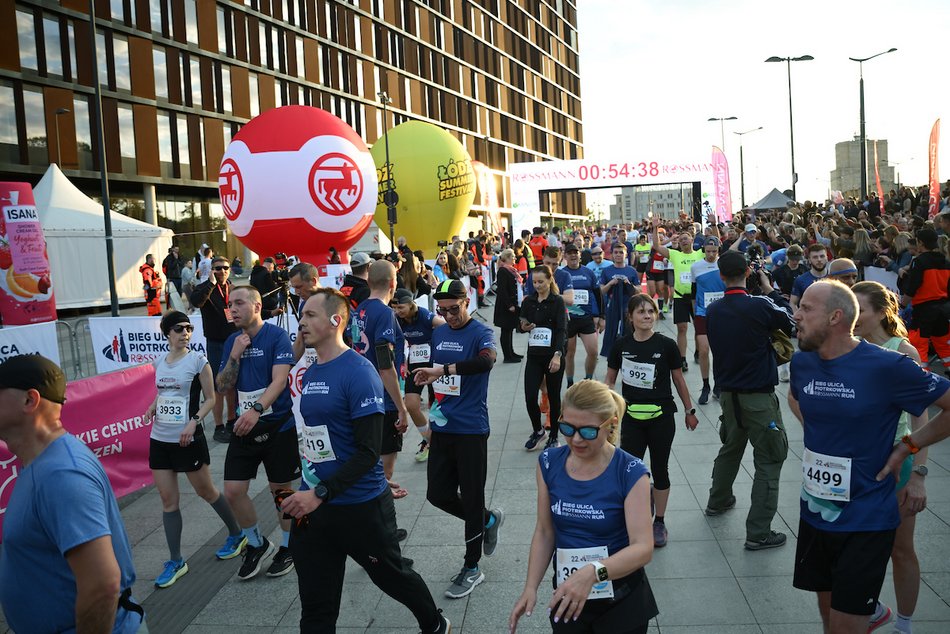 Łódź. Bieg Ulicą Piotrkowską Rossmann Run 2025 wystartował! Walka o życiowe rekordy