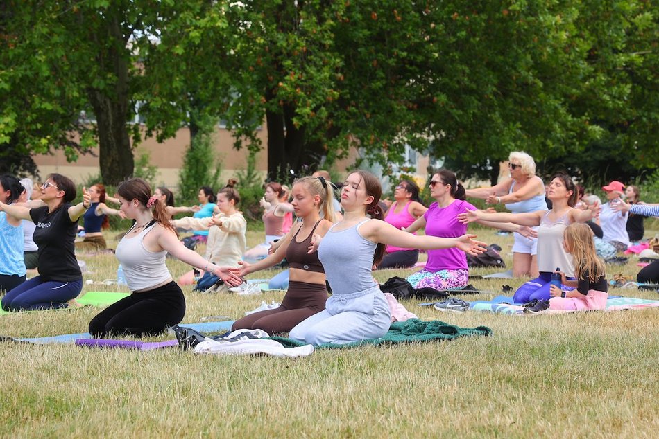 Łódź. Joga w parku Podolskim w Łodzi. Mnóstwo dobrej energii