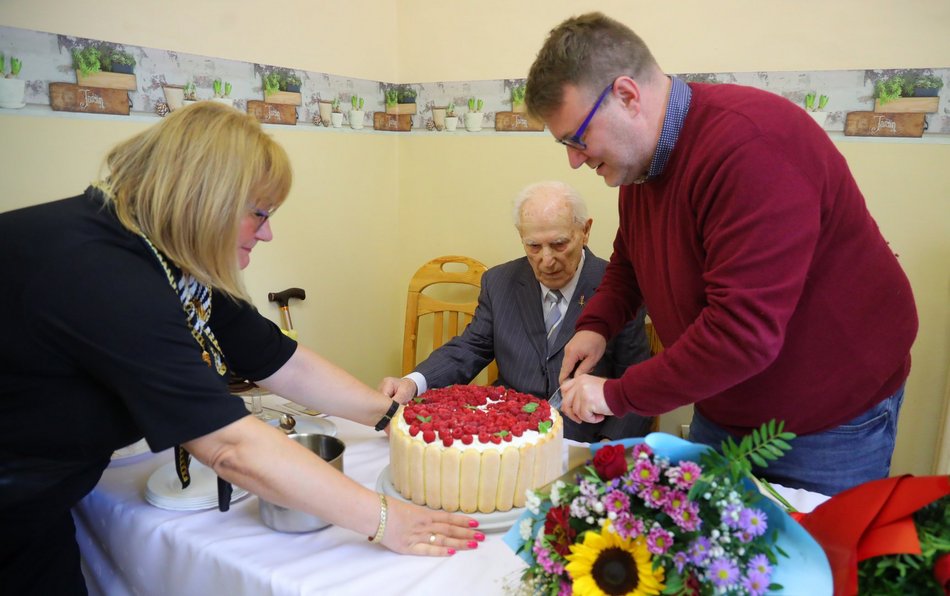 Pan Antoni Kamiński świętuje 100. urodziny w Domu Dziennego Pobytu przy al. 1 maja. Życzymy 200 lat!