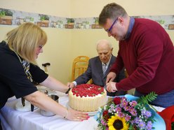 Pan Antoni Kamiński świętuje 100. urodziny w Domu Dziennego Pobytu przy al. 1 maja. Życzymy 200 lat!