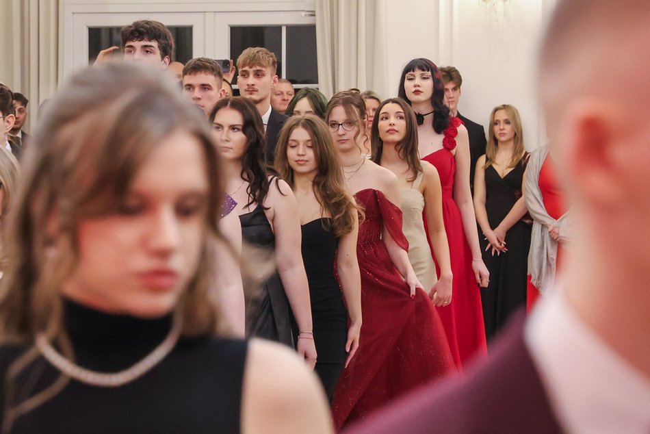 Łódź. Studniówka II LO w Łodzi. Wspaniali maturzyści świętowali w Pałacu Skotniki