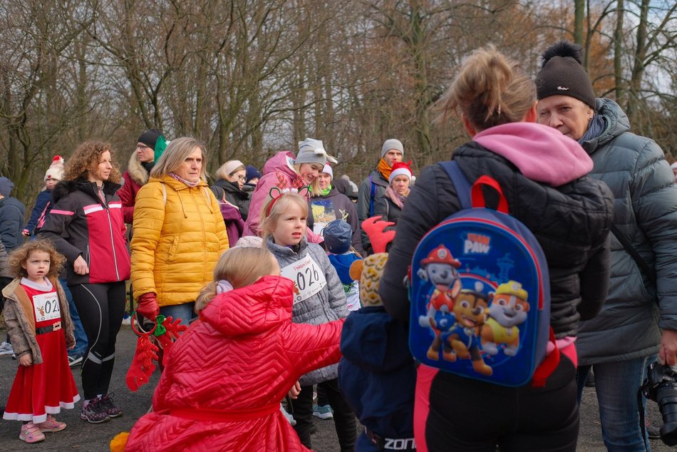 Łódź. Świąteczny bieg w parku Baden-Powella w Łodzi. Wspaniała atmosfera z nutą rywalizacji